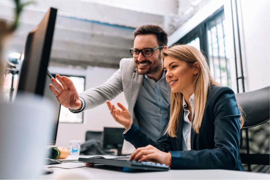 Equipe de tecnologia em reunião analisando soluções digitais e processos relacionados à governança de TI nas empresas.